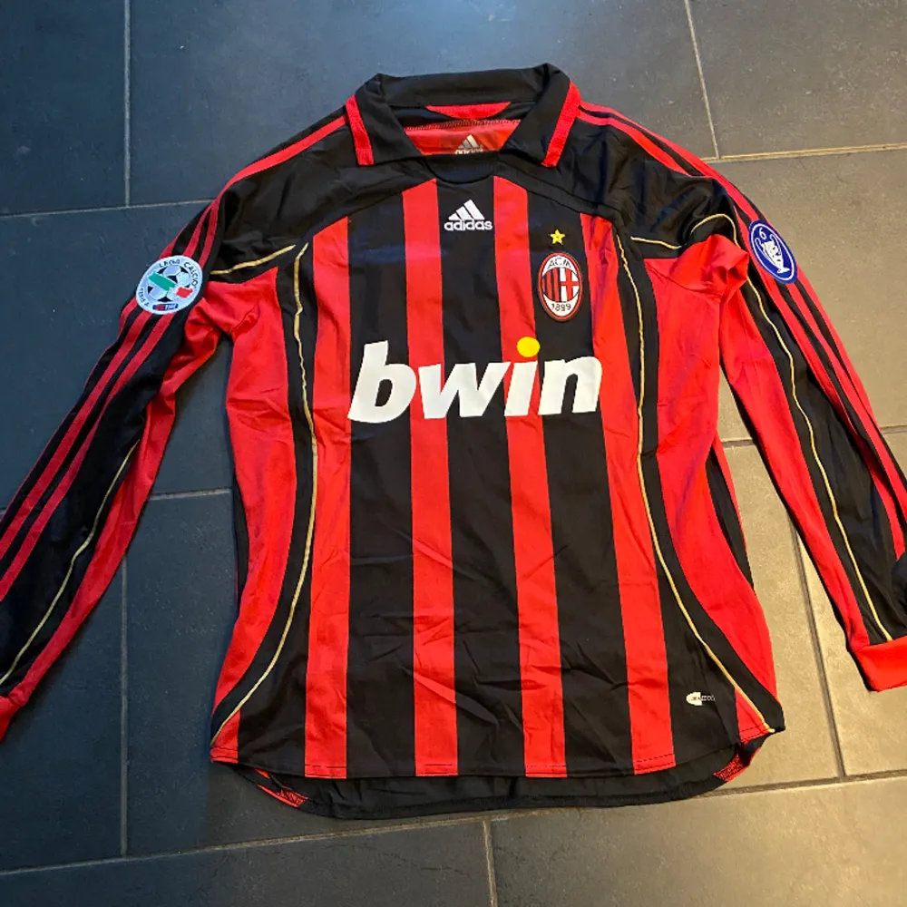 Kaka ac milan tröja strl m pris 800kr. T-shirts.