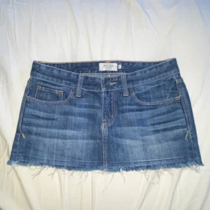 Lågmidjad jeanskjol - Superfin jeanskjol som är låg i midjan. Säljer då den tyvärr är för liten. Skriv för frågor och mått!