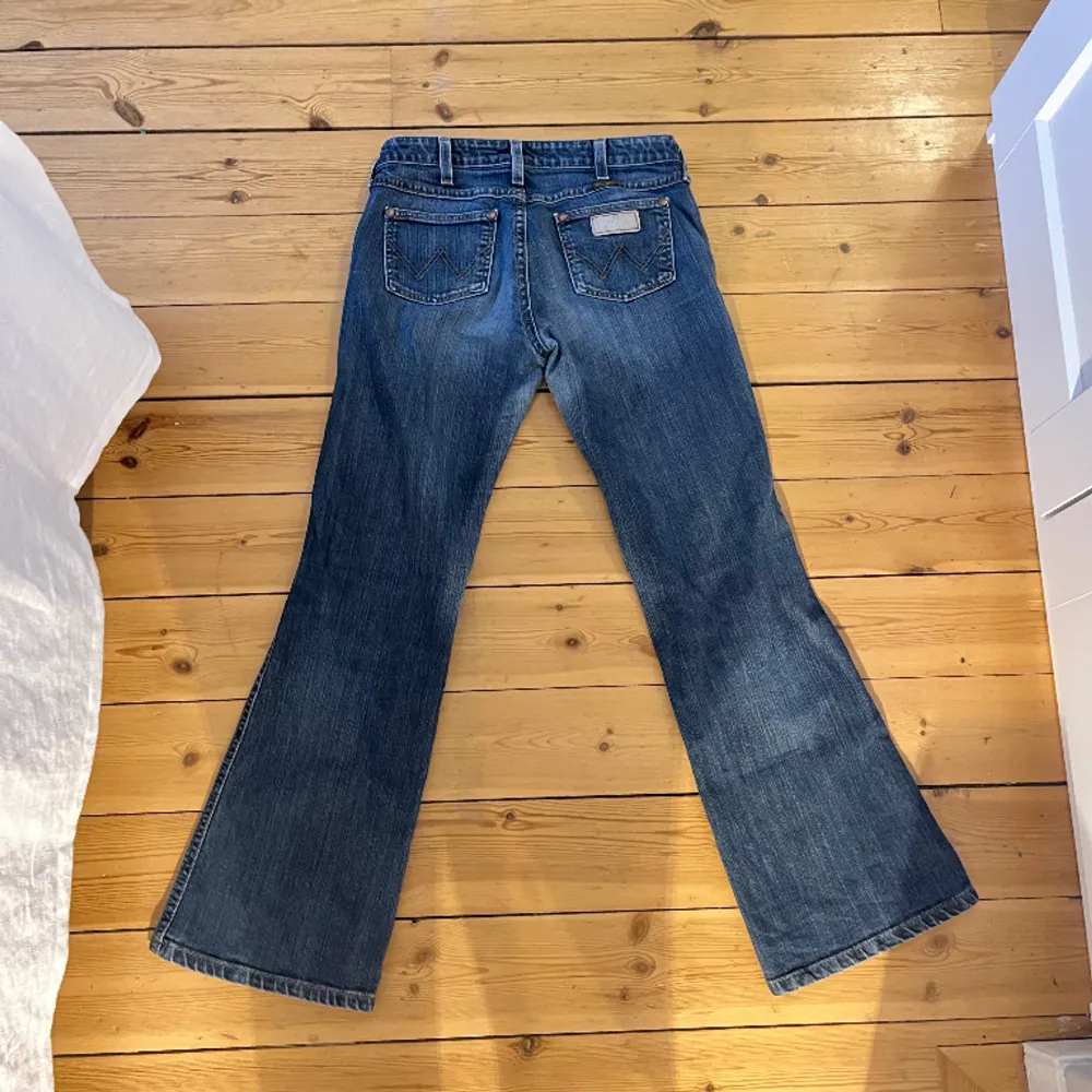 Lågmidjade utsvängda jeans. Midjemått rakt över: 36, innerbensläng: 73. Jeans & Byxor.