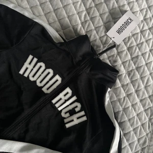 Hoodrich kofta  - Helt ny med prislapp. Storlek S 