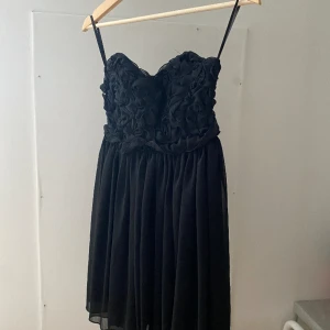 Klänning  - Jätte fin och trendig klänning. Passar perfekt till fest eller ett finare tillfälle. Den är tyvärr för liten på mig därför säljer jag den. Passar XS-S. Bra skick🖤