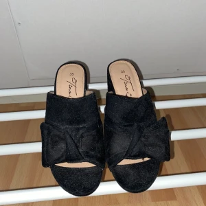 Klackskor  - Jätte söta och fina klackskor! Säljer då de aldrig kommit till användning utan bara stått i garderoben. Storlek 35 men passar en 36 med smalare fötter. Mycket bra skick!✨