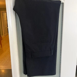 Kostym byxor  - Breda kostym byxor från Hope  Modellen heter Hope windtrousers  Sparsamt använda  Samt uppsydda 