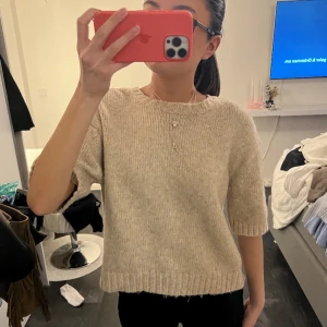 Stickad tagirt - Stickad Tshirt i jätte bra skick. Frakt tillkommer!