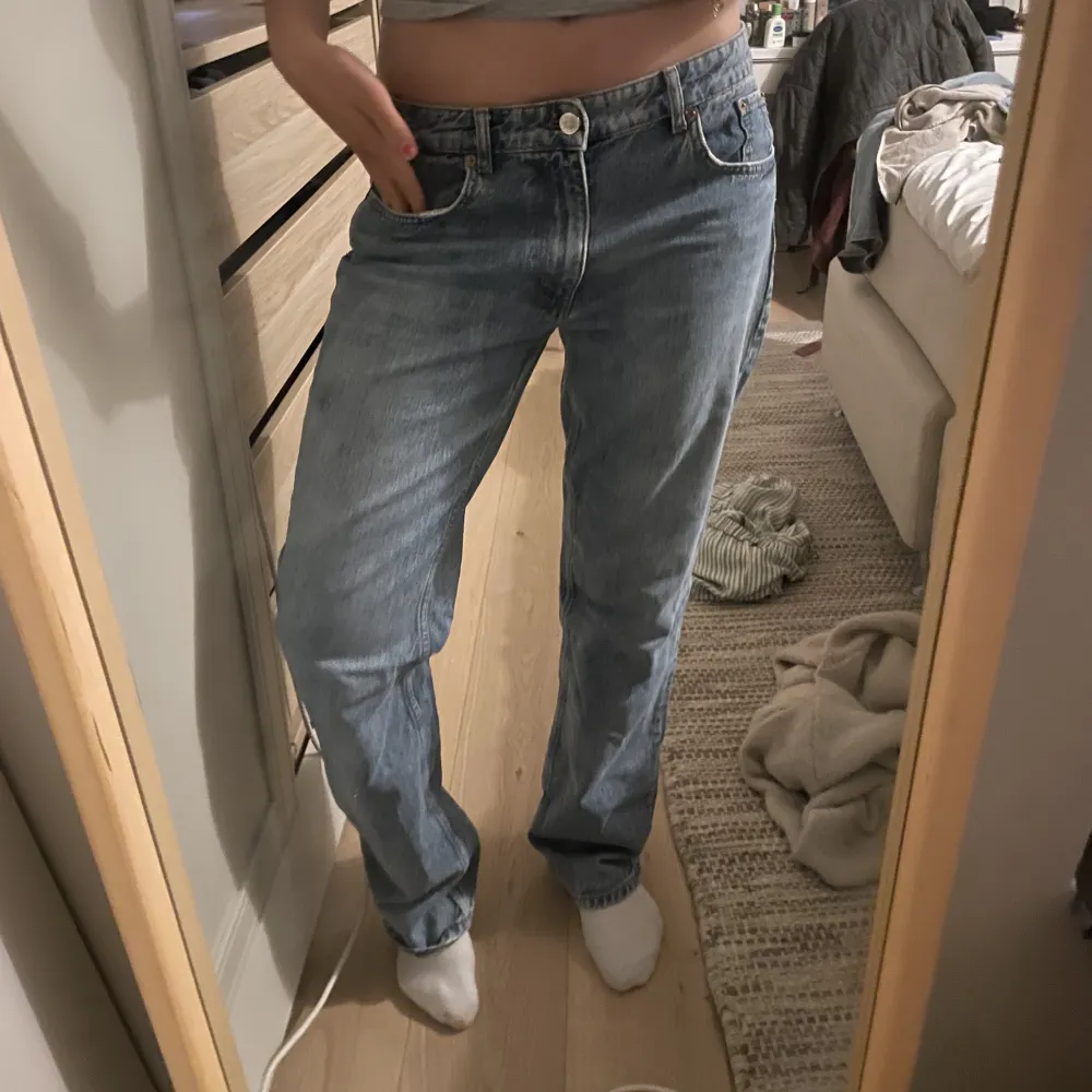 Skit coola oversized/baggy jeans från zara! I storlek 44 men skriv om du vill ha alla mått!💗💗💗 jätte coola nu till sommaren☀️endast använda några gånger!!. Jeans & Byxor.