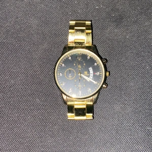 Shaarms guld klocka  - Bra skick inga skador bara de att batteriet behöver bytas. Används ej längre har köpt ny klocka själv nu