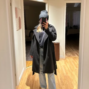 Kappa - Fin svart varm kappa, vet ej vart den är ifrån då jag fick den i present, storlek s, använd få antal gånger