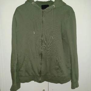 Säljer denna mossgröna zip up hoodie med silvrig dragkedja till priset 79 och är köpt för 150 kronor✨️Använd vid ungefär 2 tillfällen och är i nyskick🌷