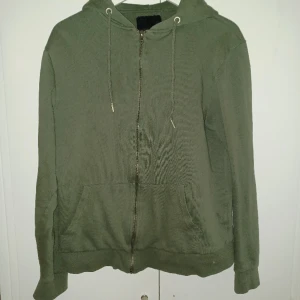 Zip up hoodie - Säljer denna mossgröna zip up hoodie med silvrig dragkedja till priset 79 och är köpt för 150 kronor✨️Använd vid ungefär 2 tillfällen och är i nyskick🌷