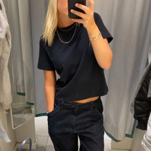 GINA TRICOT T-shirt - Säljer denna t-shirten från Gina Tricot då den inte kommer till någon användning. Passar perfekt som bas till alla typer av outfits.