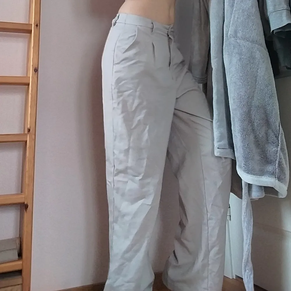 Aldrig använda, lappen är fortfarande kvar. Har en mer baggy passform på mig som är strl S och 176cm💗💗. Jeans & Byxor.