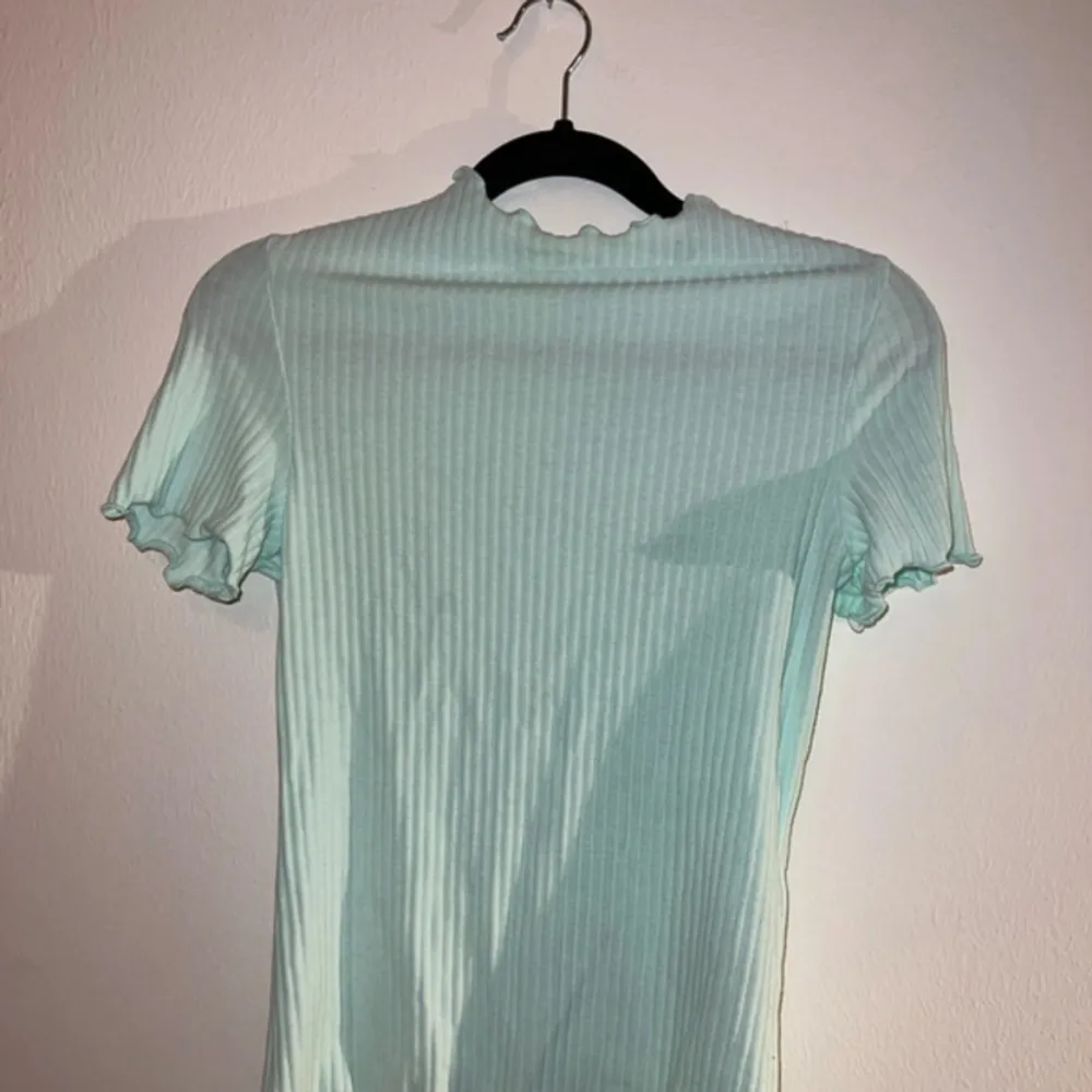 En mint färgad ty-Shirt med volanger från Only♥️ Storlek: XS ♥️♥️♥️. T-shirts.