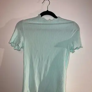 En mint färgad ty-Shirt med volanger från Only♥️ Storlek: XS ♥️♥️♥️