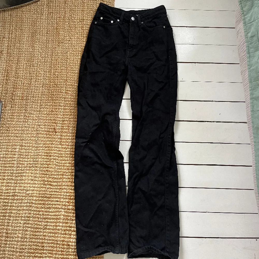 Rowe jeans från weekday, storlek 26/32. Echoblack. Raka i modellen. Fint skick! . Jeans & Byxor.