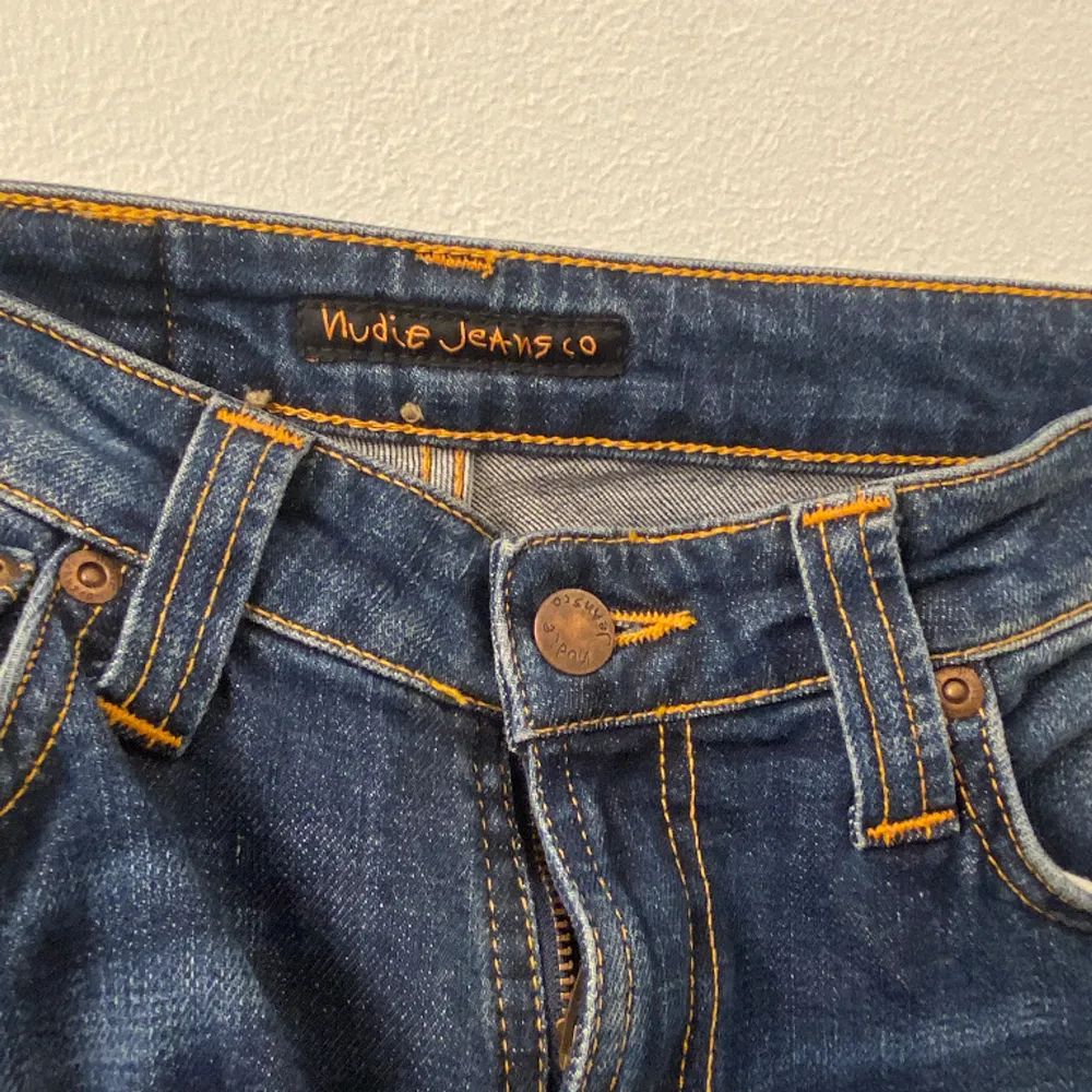 Nudie jeans strl 27/32. Skick 8/10✔️ Nypris: 1600kr  Vårt pris: 399kr. Jeans & Byxor.