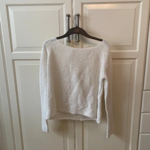 Vit stickad off shoulder tröja - Super söt vit off shoulder tröja som knyts där bak. Storlek L men sitter super bra på S & M