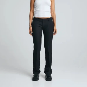 Lågmidjade kostymbyxor - Jättefina lågmidjade kostymbyxor med slits från bikbok! Aldrig använda & med lappen kvar💞 Nypris 399🙌🏽