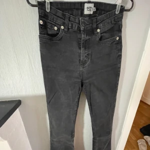 Jeans  - Jeans från lager 157 i modellen snake Flare. Använda men i bra skick. Uppsprättade längst ner så de blir längre