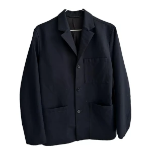 Kavaj Arket  - Marinblå Kavaj från Arket. Pris inte hugget i sten.  Aldrig använd.  Material: Ull