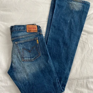 Lågmidjade jeans  - Säljer de perfekta lågmidjade jeansen från Meltin’Pot! Helt nya och oanvända, säljer enbart för att de tyvärr inte passade mig. Jättefin blå tvätt, snygga fickor och dessutom långa i benen! Skriv privat för frågor eller mått! 😇