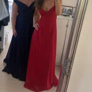 Bal klänning - Jag säljer min bal klänning som jag hade på min bal föra året (2023). Använd 1 kväll. Den är i bra skick. Jag är 175 cm och den går hela vägen ner till marken. Den är köpt på bubbleroom men hittar inte den på hemsidan längre. 