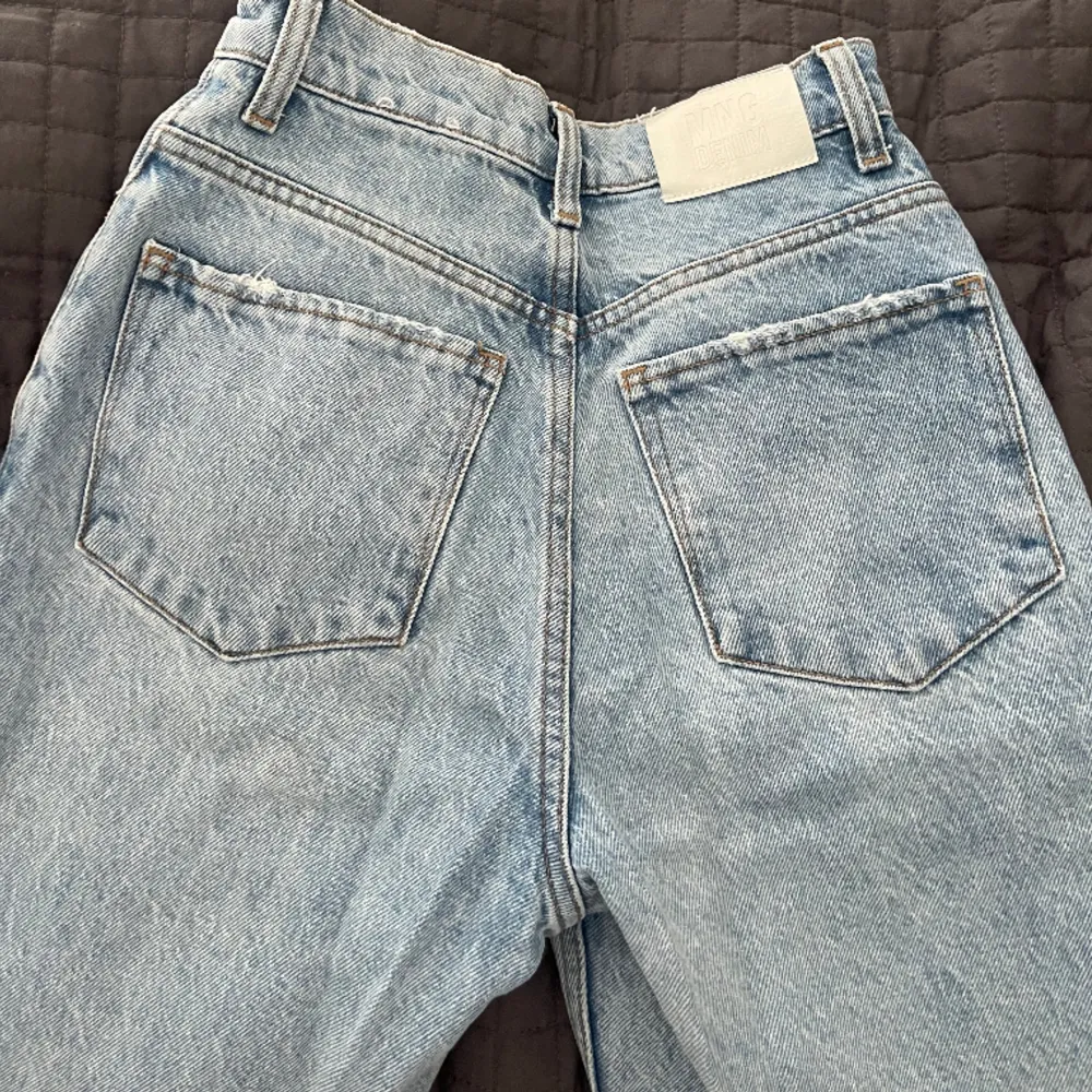 Super snygga ljusblå håliga jeans från Mango. Storlek 32. Jeans & Byxor.