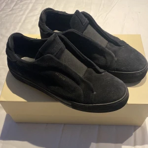 Axel arigatos laceless  - Säljer nu dessa då jag inte använder dom alls längre. Dom är i storlek 43 och är i bra skick. Allt OG finns (låda, kvitto, dustbag osv).  Bara att höra av sig om man är intresserad. Pris kan diskuteras vid snabb affär.