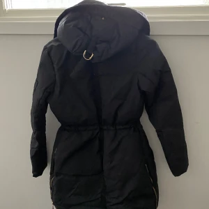 En svart vinterjacka - En svart Hollister vinterjacka, är i mycket bra skick och medellång.