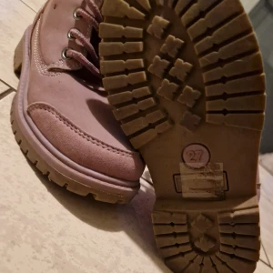 Barn skor - Fina vinterkängor fodrade  Färg gammeldagsrosa