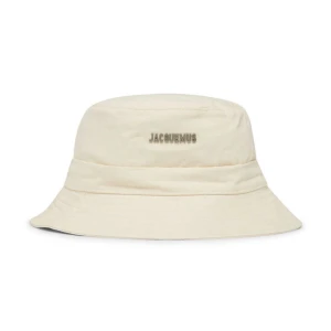 jacquemus bucket hat - Bucket hat från jacquemus i färgen cream, helt oanvänd med prislapp kvar, i storlek 56 Nypris 1300 säljer för 1000