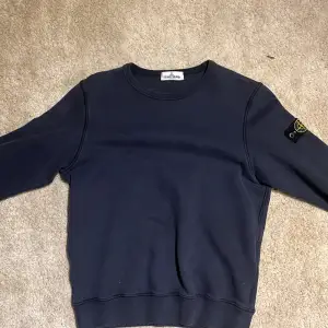 Säljer stone island sweatshirt zip Köpt på nk.   Skick 7/10 använd ganska mycket   Säljs pga växt ur den   Storlek s= stone island junior 