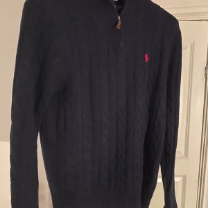 Ralph Lauren quarter zip - Tja! Säljer denna Cable knit Half zip från Ralph Lauren. XL men känns mer som L. DM för fler frågor