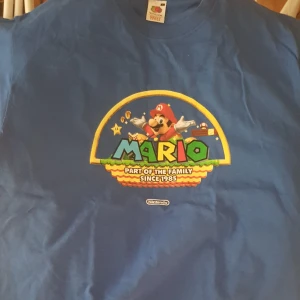Super Mario T-Shirt - T-Shirt med Super Mario tryck på fronten och Wii och Nindendo DS på ärmarna