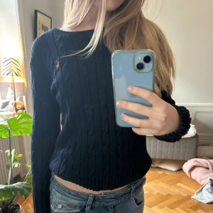 Ralph Lauren tröja - Ralph Lauren tröja i snygg mörkblå färg 😇😇 Använt några gånger men inga fläckar eller annat 🥰🥰