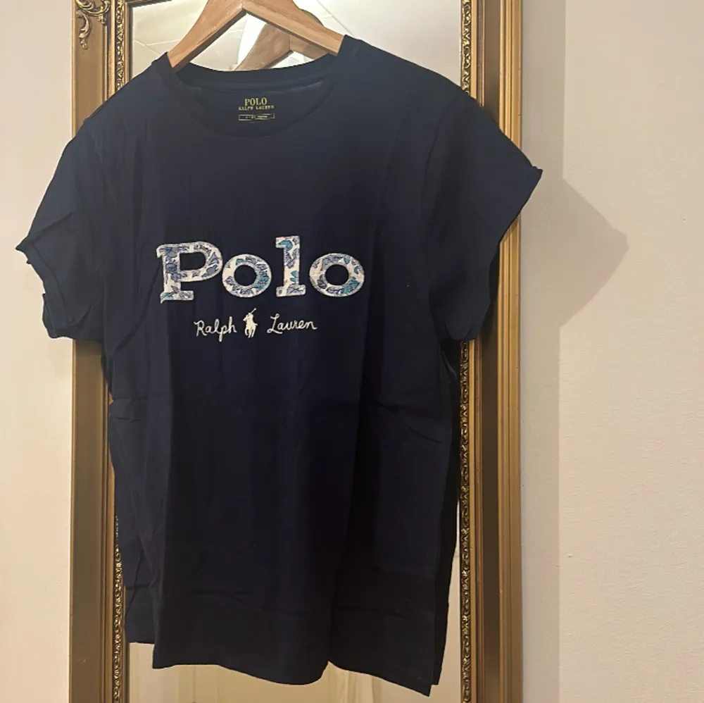 För stor t-shirt, Polo Ralph Lauren Använd 1 ggr, sedan tvättad och struken. T-shirts.