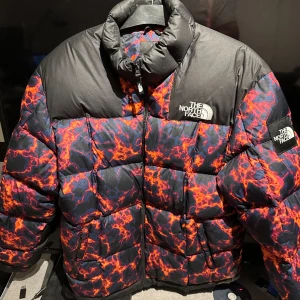 Northface jacka - En riktigt soft å skön northface jacka, aldrig använd och i nyskick.