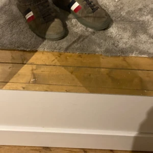 Moncler Monaco skor - Köpta nya från Farfetch för 2 år sedan. Inte använda så mycket. Finns fler bilder i pm. Insidan är inte jätte vacker därav priset. Tveka inte på att fråga något eller lämna pris förslag!