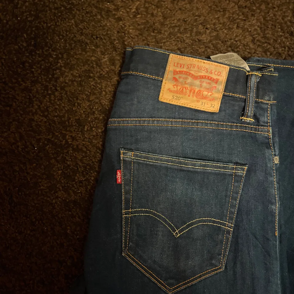 Levi’s 520 jeans. Knappt använda. . Jeans & Byxor.
