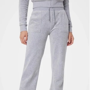 Juicy byxor  - Gråa juicy couture byxor! Jag har sytt upp mina då de var för långa så passar ifall man är runt 160!!💕