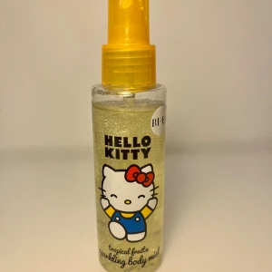 Hello kitty bodymist - Har dessa oanvända hello kitty bodymists. 2 gula 1 rosa. Den gula luktar tropiskt med ananas och kokosdoft🍍🥥 Den är även glittrig. Den rosa luktar söt vanilj och en liten hint av jordgubbar 🍓