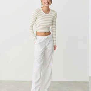 Linnebyxor  - Lågmidjade linnebyxor med vida ben. Använd några få gånger 