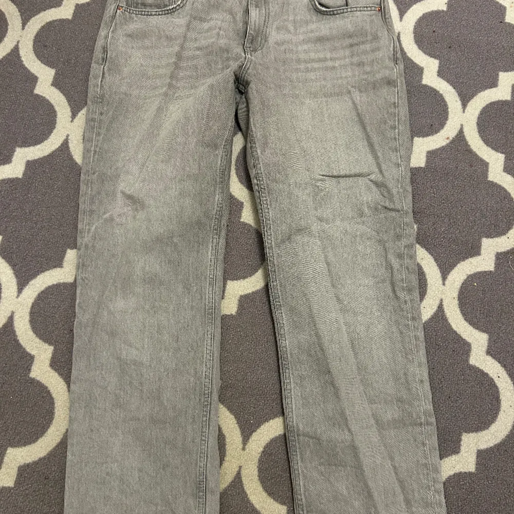 Supersnygga lågmidjade raka jeans från Gina! Säljer då de är för långa och gillar inte hur de sitter på mig 💘 strl 44 men skulle säga lite små i storleken . Jeans & Byxor.