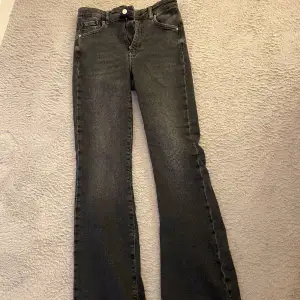 Bootcut jeans ifrån Gina. Mycket mindre i storleken än vad dom egentligen är.  Innerbensmått: 77 cm Midjemått rakt över: 37 cm