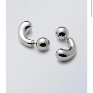 Weekday Silver Bean Örhängen - Helt nya, ej använda 🖤 Ord.pris 160kr