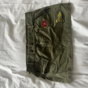 Cargo Kjol - Sååå cool militärgrön cargo kjol. Står storlek L men skulle säga att det är M. 💚