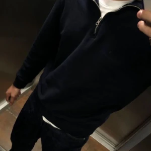 Half zip - Marinblå half zip ifrån Jack & Jones