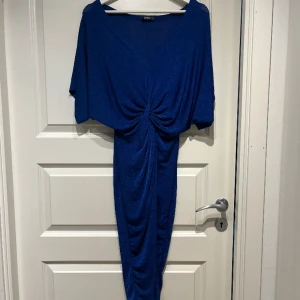 Blå glittrig klänning - Blå glittrig midiklänning. Endast testad.