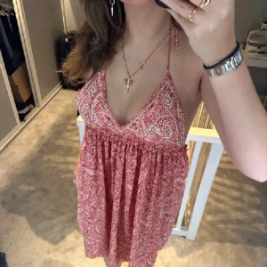 Sommar klänning  - Skitsnygg sommarklänning från zara, köpt förra sommaren o endast använt ett par gånger❣️Toppen skick🥰 Lånad bild  