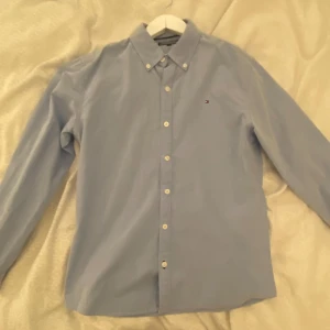 2 Skjortor (164) - Mycket bra skick Storlek: 164 99 kr styck, 180 kr vid köp av båda samtidigt