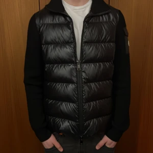 Moncler Cardigan - Säljer min moncler cardigan för att den inte kommer till användning längre. Storlek, M Passar dig som är 180 cm eller över. Använd bara ett par gånger. Självkl 500 kr, köpt i moncler butiken, stockholm. Byte funkar oxå